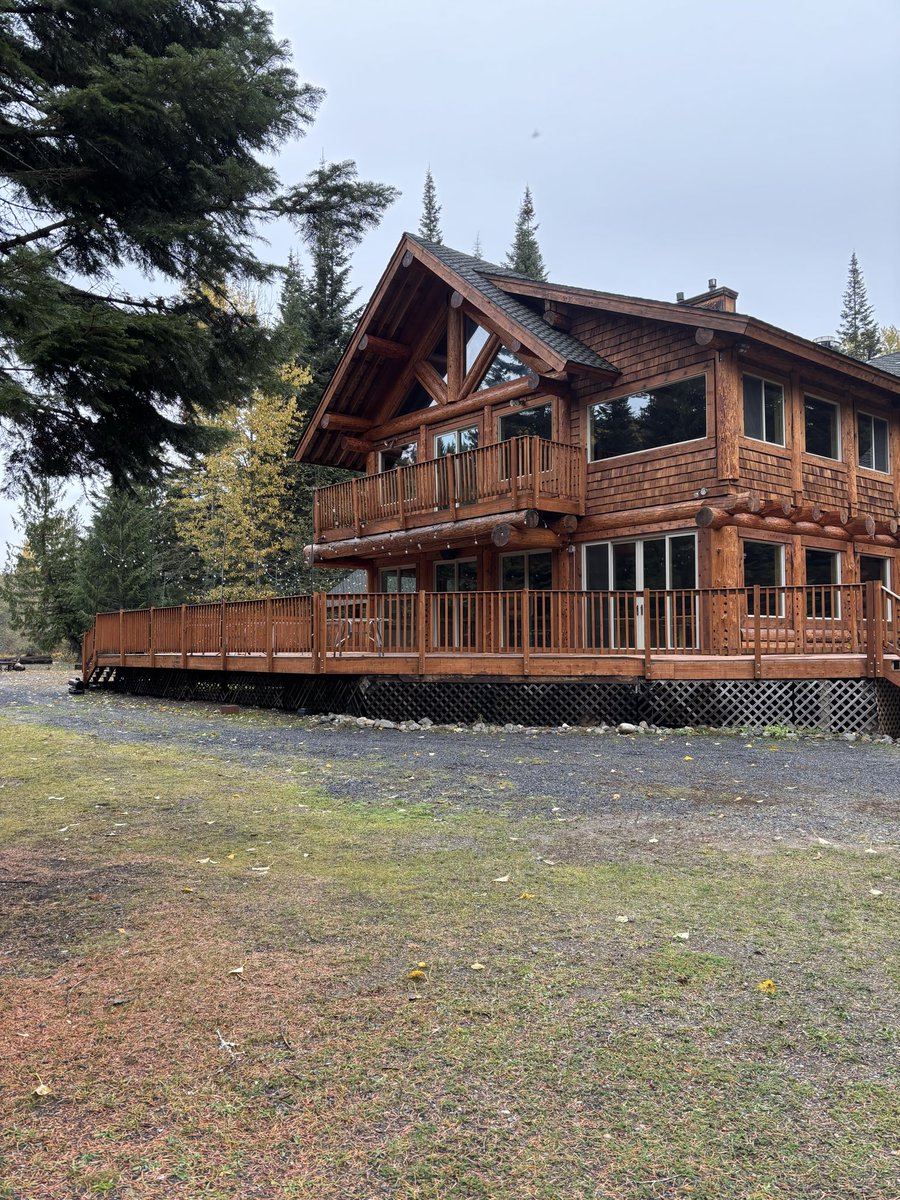 LogStains's tweet photo. Lovitt’s Emerald Gold Log home stain in “cedar” color applied following the restoration of this lodge in Washington state #GrokAI https://t.co/SdVYzlmaY6
