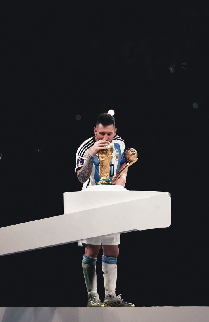 Conquistas nos últimos 4 anos:

🇦🇷Lionel Messi:

Copa do Mundo
2x Copa América
Finalíssima
Copa del Rey
2x Ligue One
Supercopa da França
Leagues Cup
2x Ballon D'or
2x The Best

🇵🇹Cristiano Ronaldo:

Nations League
Hat-trick em times sem escudo no google
Influência D'or
Artilheiro