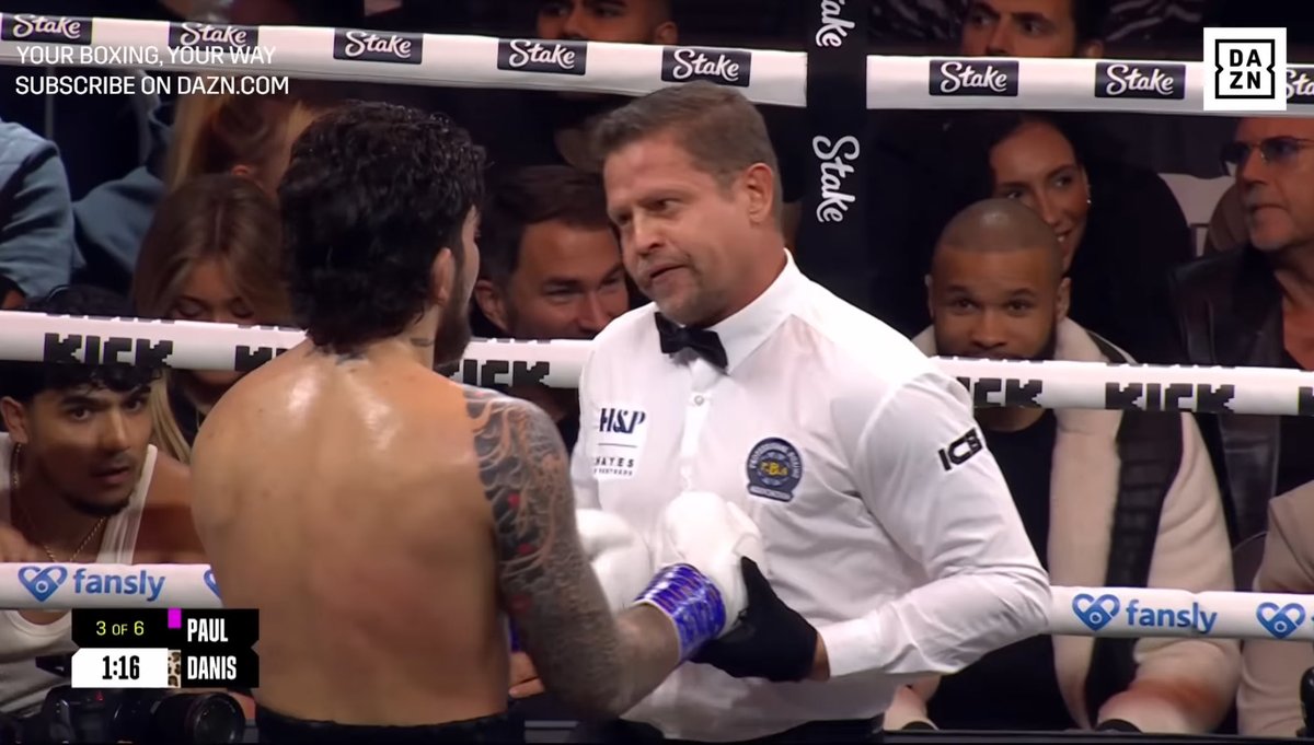 augustin_siel's tweet image. Three years ago when Logan Paul vs Dillon Danis went down.. guess who were sitting next to each other in the crowd⁉️

I was rewatching the fight and saw this lol

Look behind the ref 👀
#EubankBenn