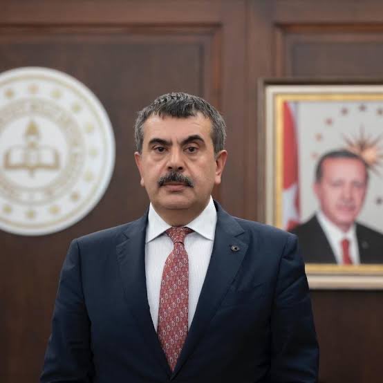 taghaberleri's tweet photo. Yusuf Tekin:

“Okullarda Cumhurbaşkanı Erdoğan'ın posterinin asılması Anayasal bir zorunluluk.” https://t.co/3tYyetGdws