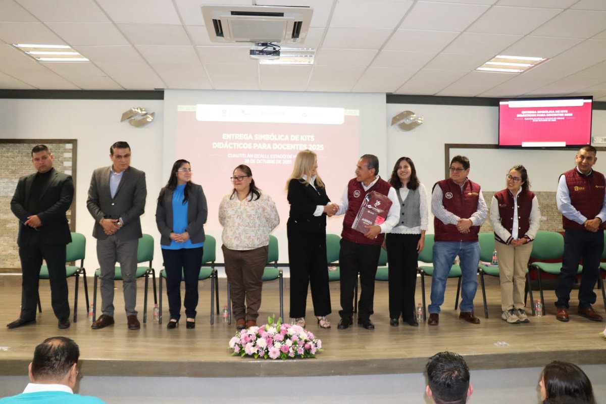 Conalep_Edomex's tweet photo. Con visión y compromiso, nuestra Dir.ª General, la Dra. Rocío Serrano, hizo entrega simbólica de los Kits Didácticos 2025 para fortalecer la labor docente en el aula 💼📘

¡Educación con propósito y herramientas para transformar! 💚

#ApasionadamenteCONALEP #ElPoderDeServir https://t.co/TMo6oZdlzb