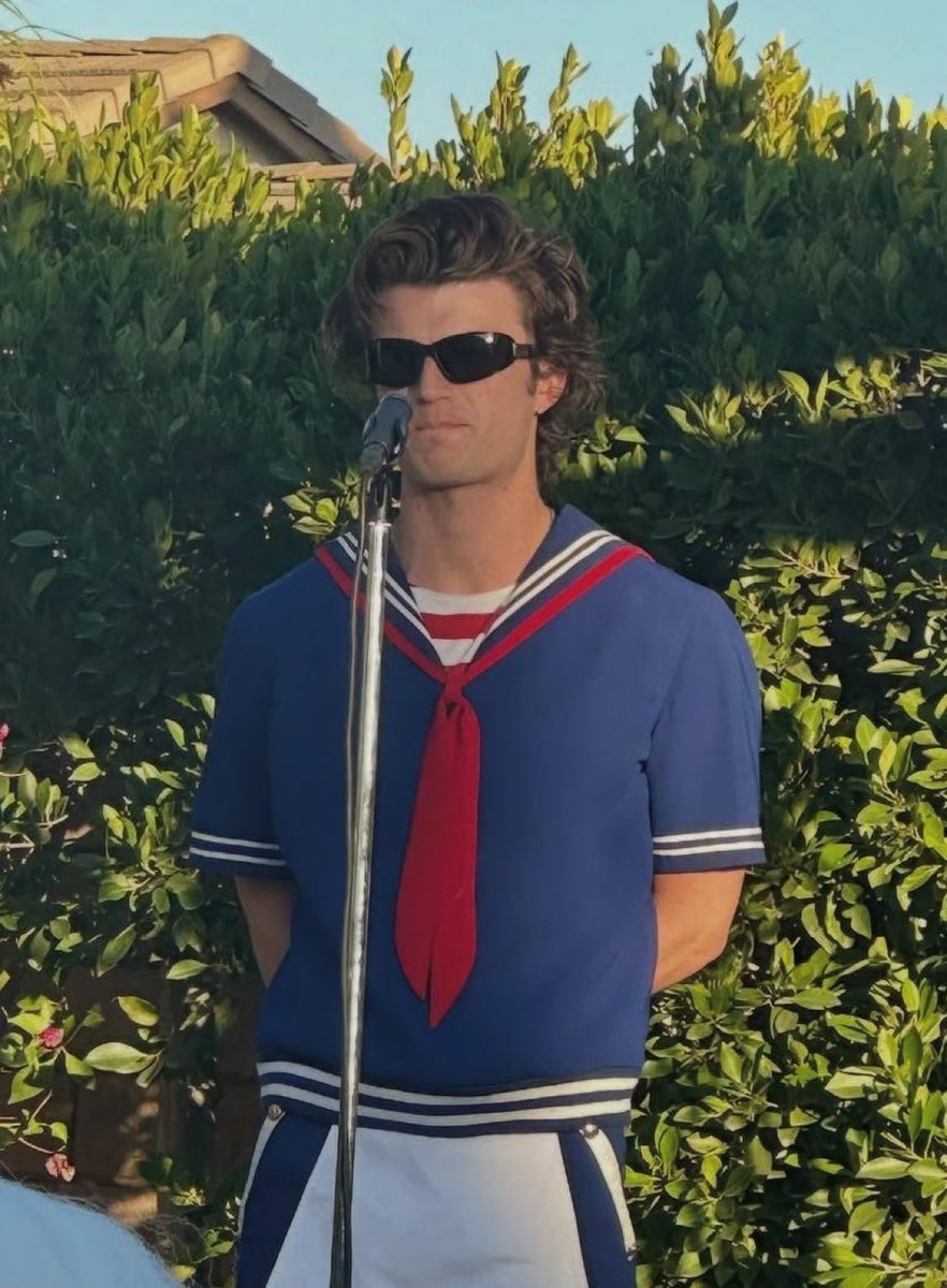 Fricking_Nick's tweet image. Me waiting for the killer to come close enough so that Scene Partner activates.