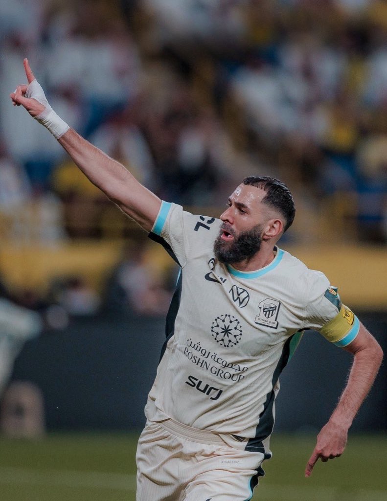 Sa_dd18's tweet photo. #النصر_الاتحاد

سلِ الفوارسَ يخبروكَ بهمّتي 
و مواقفي في الحربِ حين أطاها

و الخيلُ تعْلم و الفوارسُ أنني 
شيخُ الحروبِ و كهلُها و فتاها https://t.co/xRbtqa2PgZ