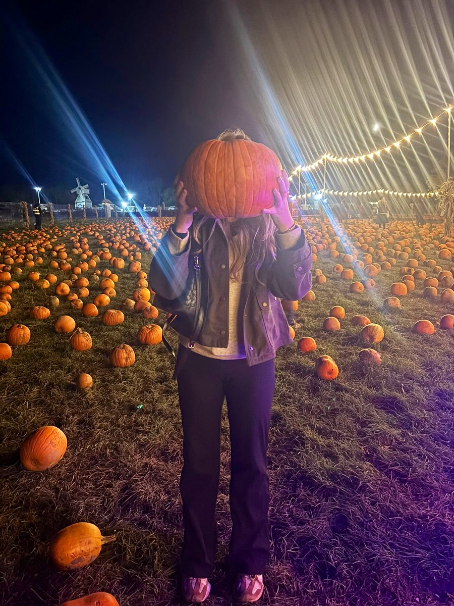 Kit Farrell tweet media