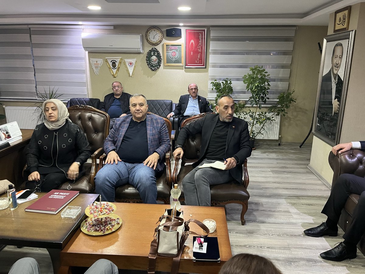 Haftalık olağan Yürütme Kurulu Toplantımızı İlçe Başkanımız Sn. <a href="/NihatN_Koroglu/">Nihat Necati KÖROĞLU 🇹🇷🇵🇸🇦🇿🇵🇰</a> başkanlığında ve Yürütme Kurulu Üyelerimizin katılımlarıyla gerçekleştirdik.

Hayırlara vesile olsun. 

“Sevdamız Ankara”

<a href="/hakanhanozcan/">Hakan Han ÖZCAN 🇹🇷</a>   
<a href="/erhansarigol/">Erhan Sarıgöl</a> 
<a href="/AkpartiAnkara/">AK Parti Ankara</a> 
#Etimesgut