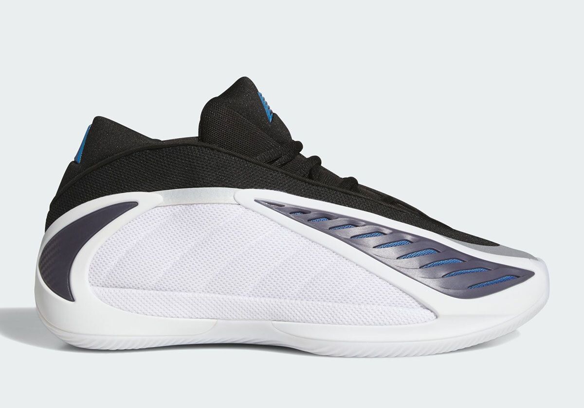 JustFreshKicks's tweet image. OFFICIAL IMAGES: adidas AE2 &quot;Footwear White/Core Black&quot; 🐺

🗓️ December 6th
💰 $130