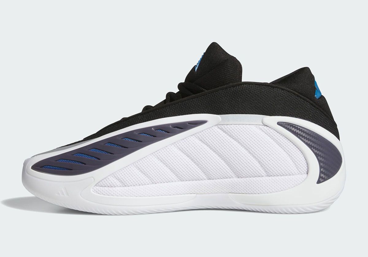 JustFreshKicks's tweet image. OFFICIAL IMAGES: adidas AE2 &quot;Footwear White/Core Black&quot; 🐺

🗓️ December 6th
💰 $130