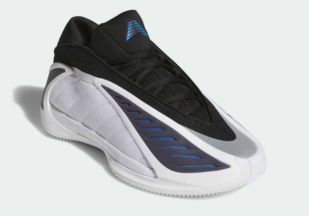 JustFreshKicks's tweet image. OFFICIAL IMAGES: adidas AE2 &quot;Footwear White/Core Black&quot; 🐺

🗓️ December 6th
💰 $130