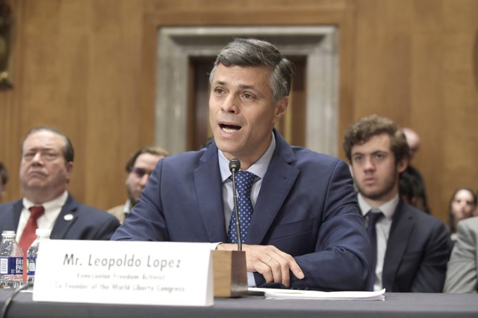 AngelMonagas's tweet photo. Siguen los ataques a la oposición: Maduro pide retirar la nacionalidad al opositor Leopoldo López por ‘llamado a invasión’ https://t.co/JKSf15u7EY @cqc44 @leopoldolopez @critica24 https://t.co/xNJurCGzxx
