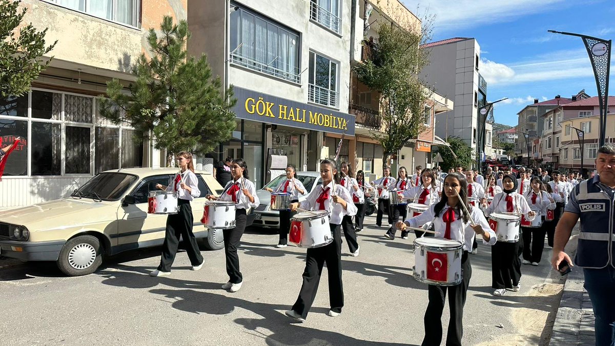 Cumhuriyet Bayramı’mızın 102. Yıldönümünü kutlama etkinlikleri, çelenklerin Hükümet Konağı Atatürk Anıtı’na sunumu akabinde Cumhuriyet Korteji, ilçe protokolü, öğrencilerimiz ve kıymetli vatandaşlarımızın katılımıyla gerçekleştirildi.