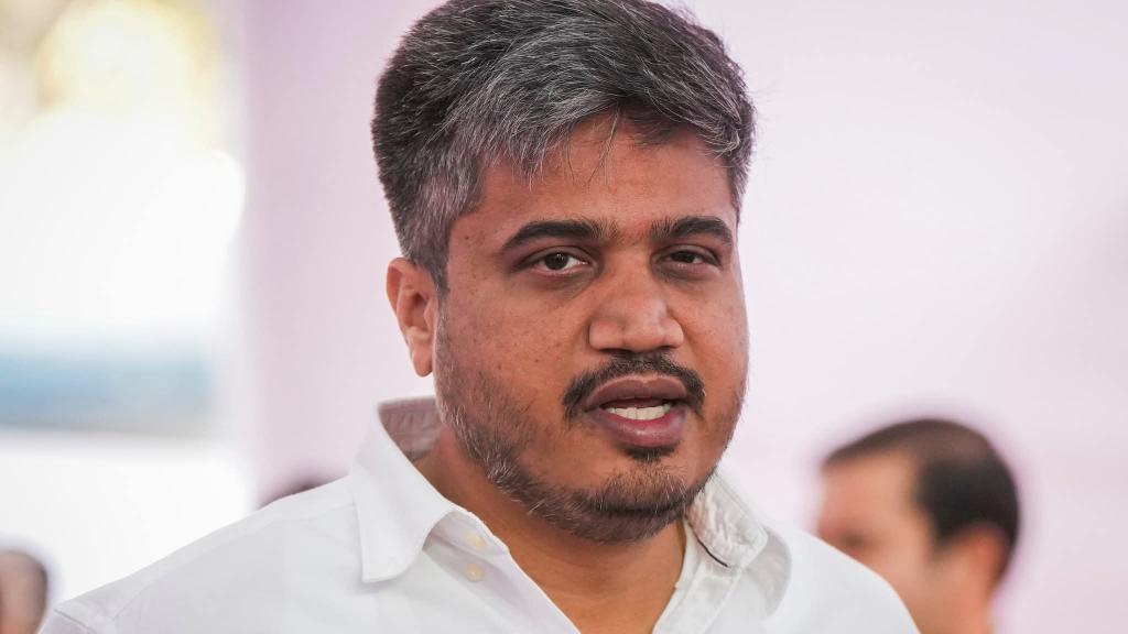 एक नीच राजकारणी म्हणून रोहित पावरची नोंद महाराष्ट्राच्या राजकारणात होईल...

याचा सत्कार होणार आहे... हा तर शरद पवारांच्या पुढचा निघाला..

<a href="/RRPSpeaks/">Rohit Pawar</a>