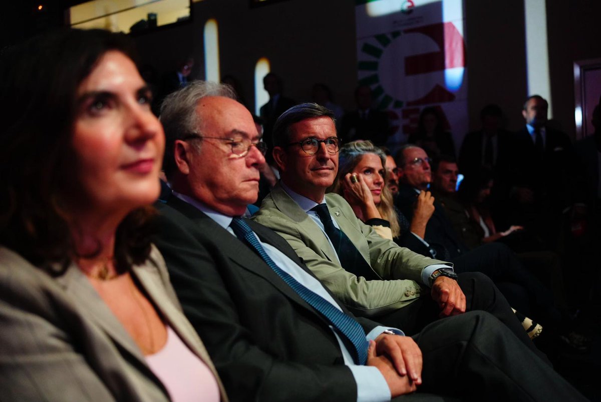 ParadelaJSr's tweet image. Como ha destacado el presidente @JuanMa_Moreno hoy en la @CEAes_, #Andalucía necesita a las empresas para crecer, y el Gobierno andaluz contribuye aprobando unos #Presupuestos para 2026 de fuerte compromiso social y de impulso al tejido productivo.

#IVDíadelaEmpresa #28O