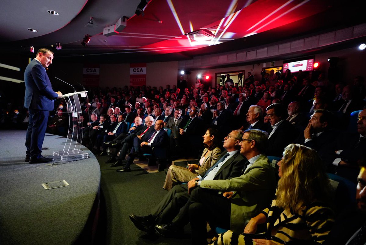 ParadelaJSr's tweet image. Como ha destacado el presidente @JuanMa_Moreno hoy en la @CEAes_, #Andalucía necesita a las empresas para crecer, y el Gobierno andaluz contribuye aprobando unos #Presupuestos para 2026 de fuerte compromiso social y de impulso al tejido productivo.

#IVDíadelaEmpresa #28O