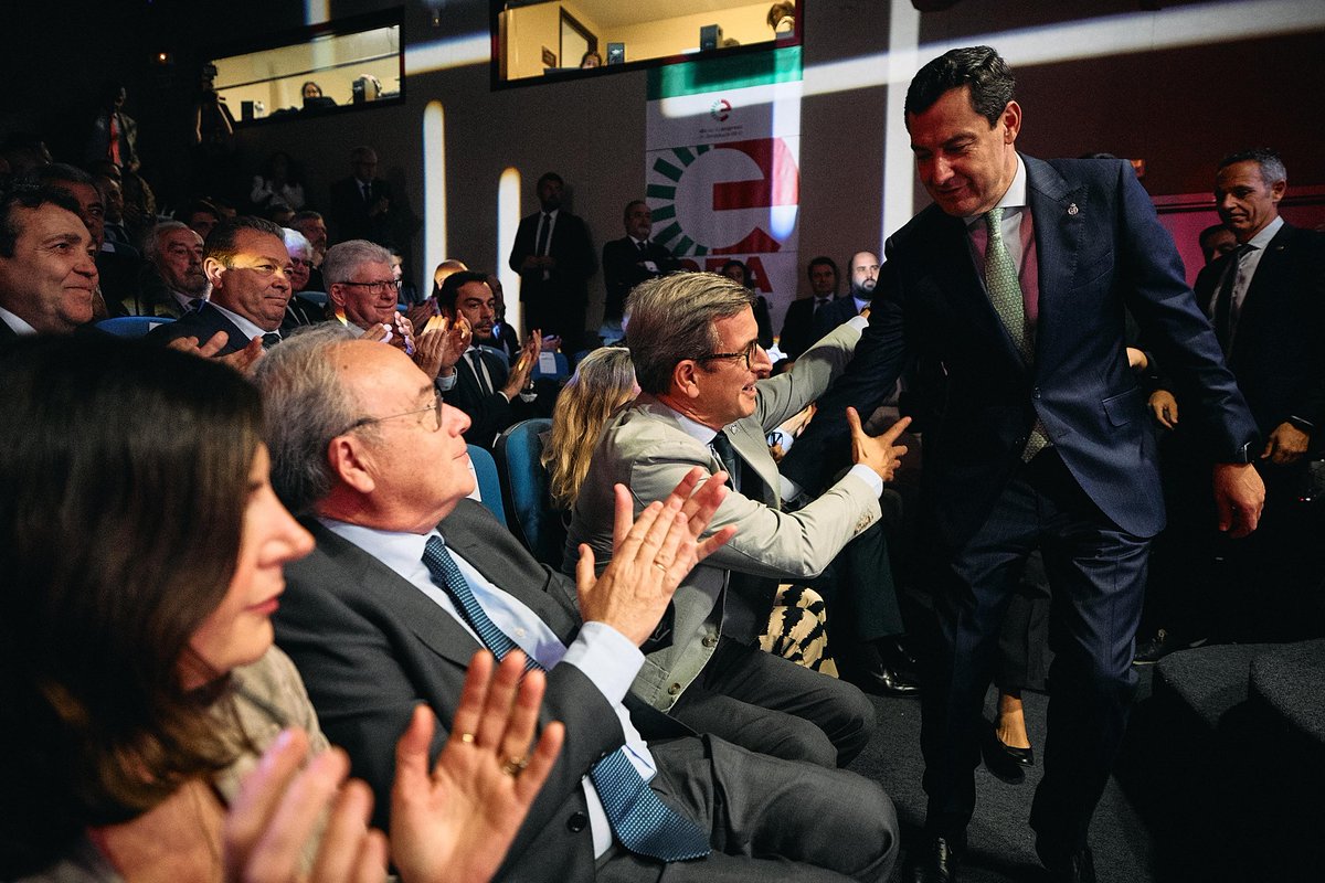 ParadelaJSr's tweet image. Como ha destacado el presidente @JuanMa_Moreno hoy en la @CEAes_, #Andalucía necesita a las empresas para crecer, y el Gobierno andaluz contribuye aprobando unos #Presupuestos para 2026 de fuerte compromiso social y de impulso al tejido productivo.

#IVDíadelaEmpresa #28O
