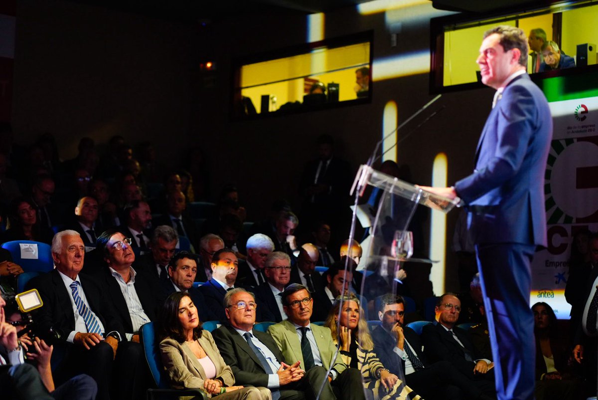 ParadelaJSr's tweet image. Como ha destacado el presidente @JuanMa_Moreno hoy en la @CEAes_, #Andalucía necesita a las empresas para crecer, y el Gobierno andaluz contribuye aprobando unos #Presupuestos para 2026 de fuerte compromiso social y de impulso al tejido productivo.

#IVDíadelaEmpresa #28O