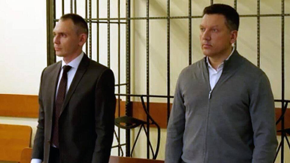Башкирского чиновника, мэра Салавата -Игоря Миронова, засудившего пенсионерку на 200 тыс.рублей за фразу: « Вор должен сидеть в тюрьме», отправили в колонию на три года за мошенничество с госконтрактами.