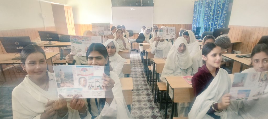 psbudhal's tweet image. Poster competition at Govt Girls High school Budhal on the eve of EKTA DIWAS 
Topic - The Life, Vision and Inspiration of Sardar Vallabhbhai Patel 
#ektadiwas #sardarpatel150 #runforunity #togetherwerun #spiritofekta #policeforpeace #UnityInDiversity #ironmanofindia