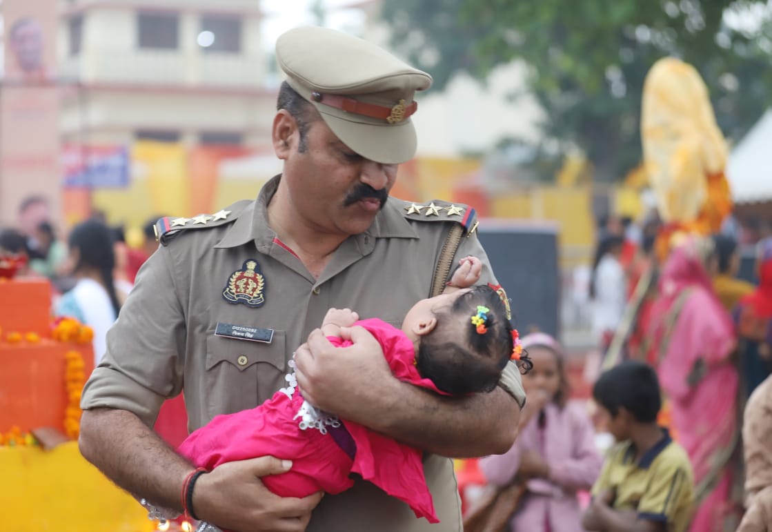 लखनऊ: छठ घाट पर ड्यूटी के बीच एक पल ऐसा आया जिसने सबका दिल छू लिया। रोते बच्चे को गोद में उठाकर पुलिसकर्मी ने माँ से कहा “आप पूजा कीजिए।”
त्योहार की भीड़ में यह दृश्य याद दिलाता है कि खाकी सिर्फ सुरक्षा नहीं, ममता की छांव भी है। 👮‍♂️❤️
#ChhathPuja #HumanityInUniform #UPPolice