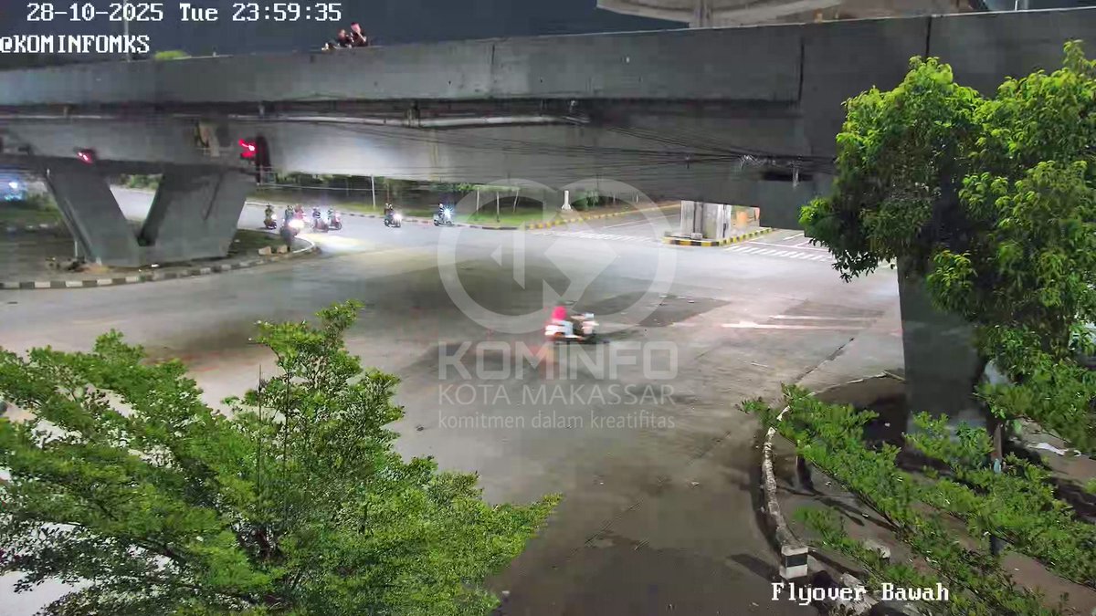 00:10 Sekitaran FlyOver terpantau lancar, Tetap memperhatikan keselamatan dan keamanan dalam berkendara. #CCTVDiskominfoMKS A.W