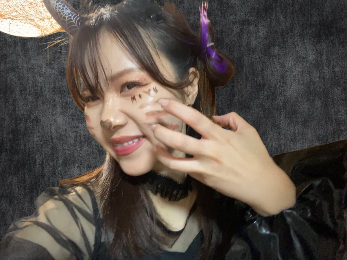 iito_Miyu's tweet photo. 🍬🎃✞👻trick or treat👻✞🎃🍬
最終枠 😈🐈⬛🎀
※背景ハロウィン仕様に🪄⋆͛
#iitojapan
#SHOWROOM
#KOMiyuのへや
#Babymonkeys https://t.co/peFw6S2slw