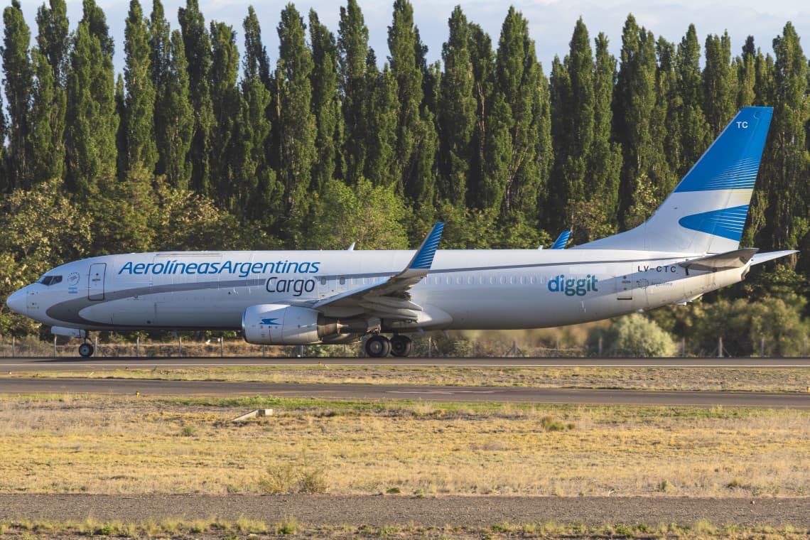 SpottersArg's tweet photo. 🇦🇷 En el primer mes y medio de operaciones, Aerolíneas Argentinas Cargo transportó alrededor de 300 mil kilos entre Buenos Aires y Neuquén 

Anteriormente, sin el carguero, el número oscilaba en torno a los 30 mil kilos mensuales 

[Fotos de Santi Spotter en Neuquén] https://t.co/ieY9Su4AlG
