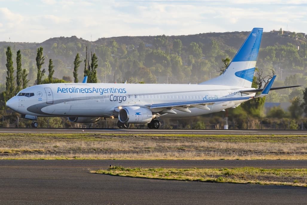 SpottersArg's tweet photo. 🇦🇷 En el primer mes y medio de operaciones, Aerolíneas Argentinas Cargo transportó alrededor de 300 mil kilos entre Buenos Aires y Neuquén 

Anteriormente, sin el carguero, el número oscilaba en torno a los 30 mil kilos mensuales 

[Fotos de Santi Spotter en Neuquén] https://t.co/ieY9Su4AlG