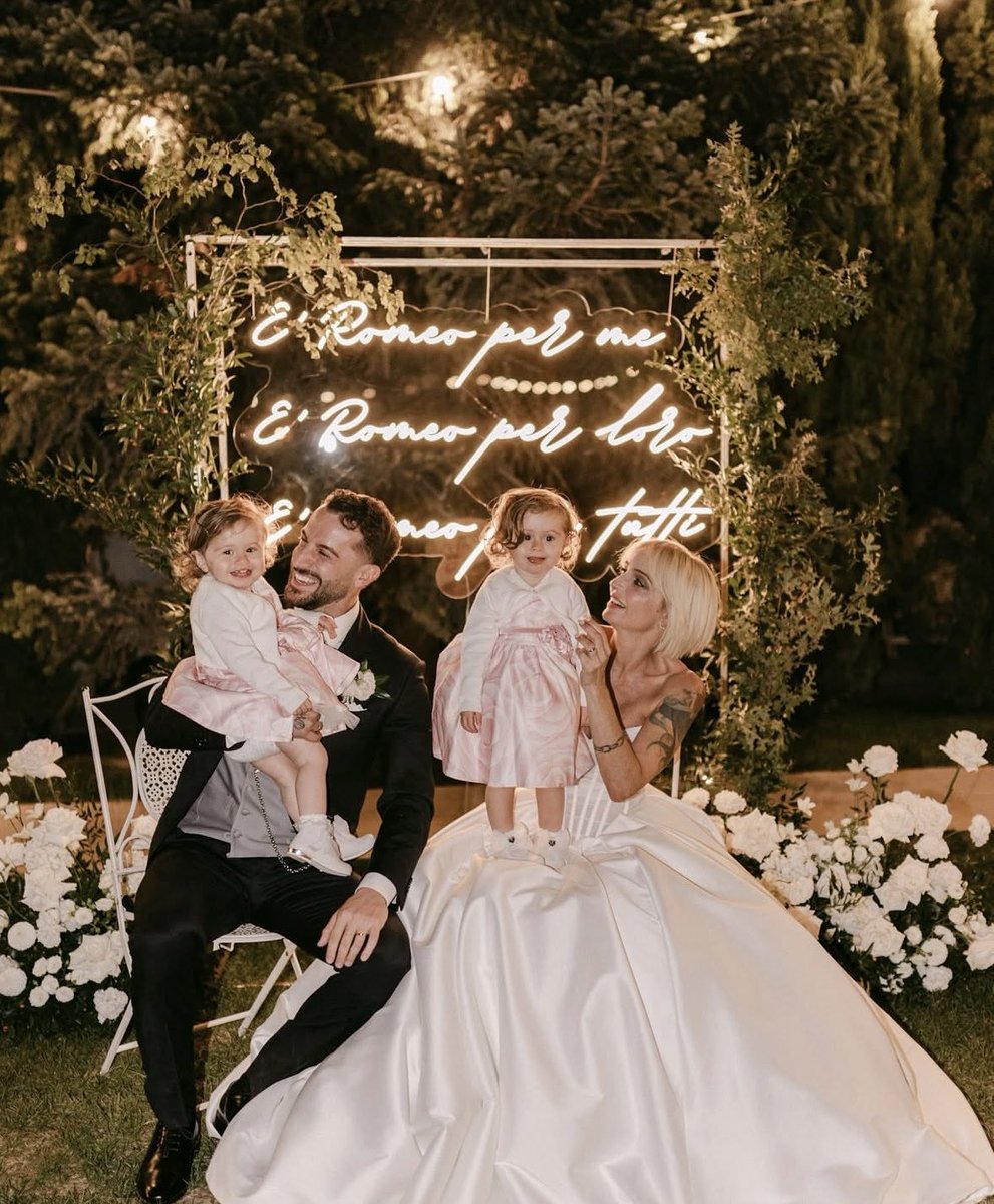 _tenerifesea_'s tweet photo. comunque voi che seguite amigos da pochi anni non potete capire la POTENZA di tutto ciò io ve lo giuro 🏡 mia #amici25 https://t.co/D6hXUZSeFt