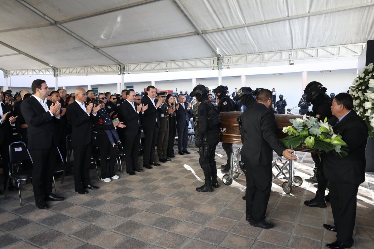 De igual manera, nuestro más sentido pésame para su familia, amigos y sus compañeros de agrupamiento. Descanse en paz Miguel Ángel, un héroe coahuilense. Gracias por todo. 🙏🏼💪🏼 (3/3)