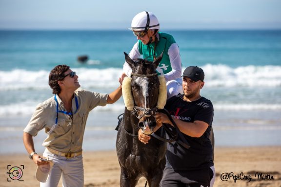 🏖️🏇Algunas imágenes de la gran jornada que vivimos en la playa de Zahara de los Atunes (<a href="/GPZahara/">Gran Premio de Zahara 2025 - Petaca Chico</a>).
Bonitos metros finales de 🥇 Claudia Banegas con Eton Messer (Gustav Klimt) y 🥈 <a href="/labordepablo/">Pablo Laborde</a> con Northern Sonas (Profitable). Gran alegría de la amazona tras la victoria.
