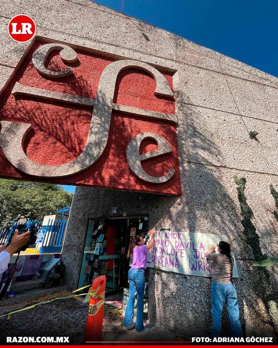 LaRazon_mx's tweet image. ▶️#VIDEO | Mujeres comienzan a reunirse para realizar un Mitin poético en protesta por los dichos de Paco Ignacio Taibo II, director del FCE, sobre la poesía de autoras. Se plantan afuera de la sede del #FCE

📹: @AdiGochez / @LaRazon_mx