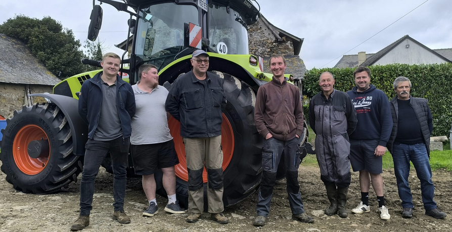 Livraison d’un #tracteur en location Camacuma à la cuma de Montigné en Mayenne.
Ce projet a été mis en place par le groupe tracteur de la #cuma. 
L'article complet : urlr.me/9tAeP3
CamaCuma @journal_agri_53
