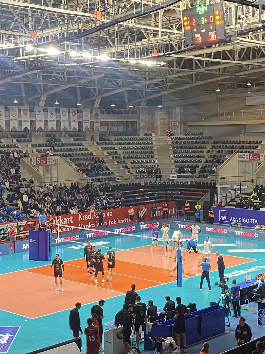 Es__yigitt's tweet photo. Oyuncusuyla taraftarıyla çok iyi oynadınız tebrikler #halkbank voleybol takımı 🌸 https://t.co/AKNAAbmzQM