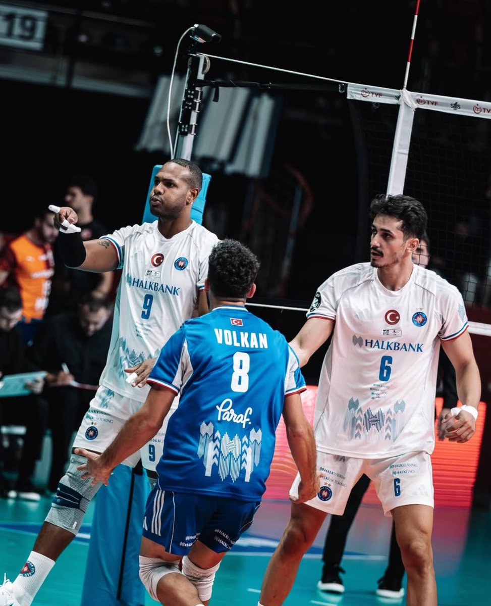 Haftanın derbisinde Halkbank, Galatasaray'ı net bir skorla galip etti!

MS: 3-0
Setler: 25-23 | 25-20 | 27-25

En Skorer Oyuncular
🇧🇬Matey Kaziyski - 15 sayı
🇨🇦Stephen Maar - 15 sayı