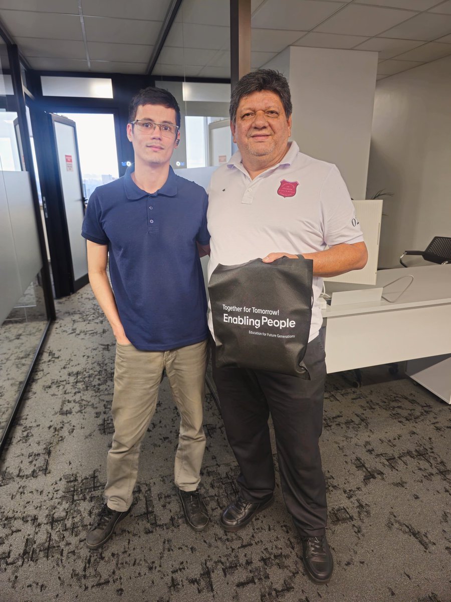 STEMLatin's tweet image. 🇵🇾✨ El equipo campeón de Paraguay del programa Solve for Tomorrow visitó la oficina de Samsung Electronics en Asunción.

Gracias a todos los voluntarios corporativos que se unieron para brindarles un gran recibimiento lleno de energía, inspiración y orgullo nacional 💙💡