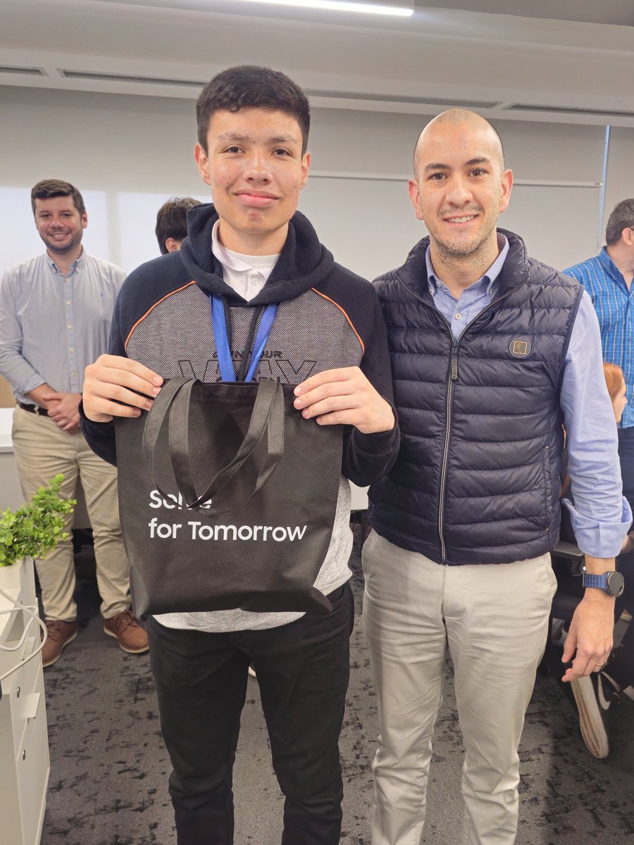 STEMLatin's tweet image. 🇵🇾✨ El equipo campeón de Paraguay del programa Solve for Tomorrow visitó la oficina de Samsung Electronics en Asunción.

Gracias a todos los voluntarios corporativos que se unieron para brindarles un gran recibimiento lleno de energía, inspiración y orgullo nacional 💙💡