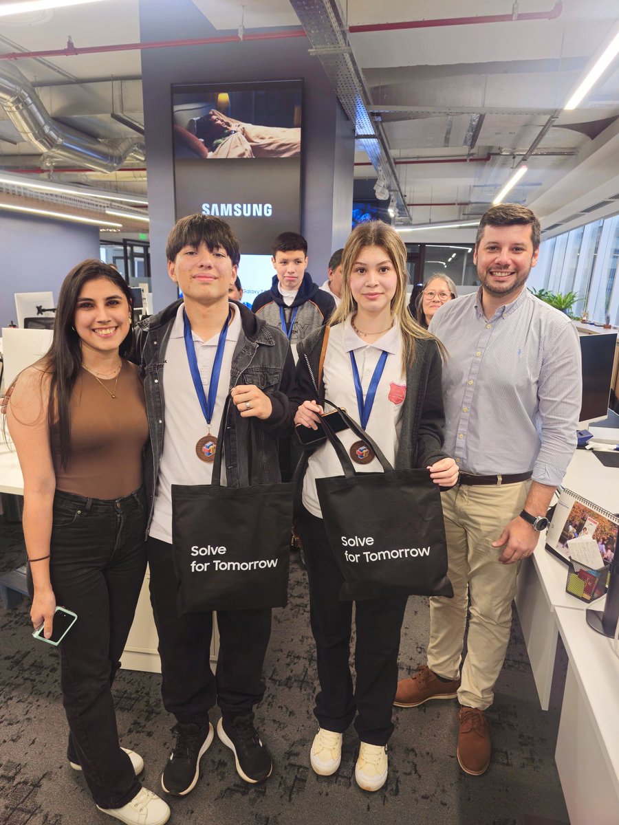 STEMLatin's tweet image. 🇵🇾✨ El equipo campeón de Paraguay del programa Solve for Tomorrow visitó la oficina de Samsung Electronics en Asunción.

Gracias a todos los voluntarios corporativos que se unieron para brindarles un gran recibimiento lleno de energía, inspiración y orgullo nacional 💙💡