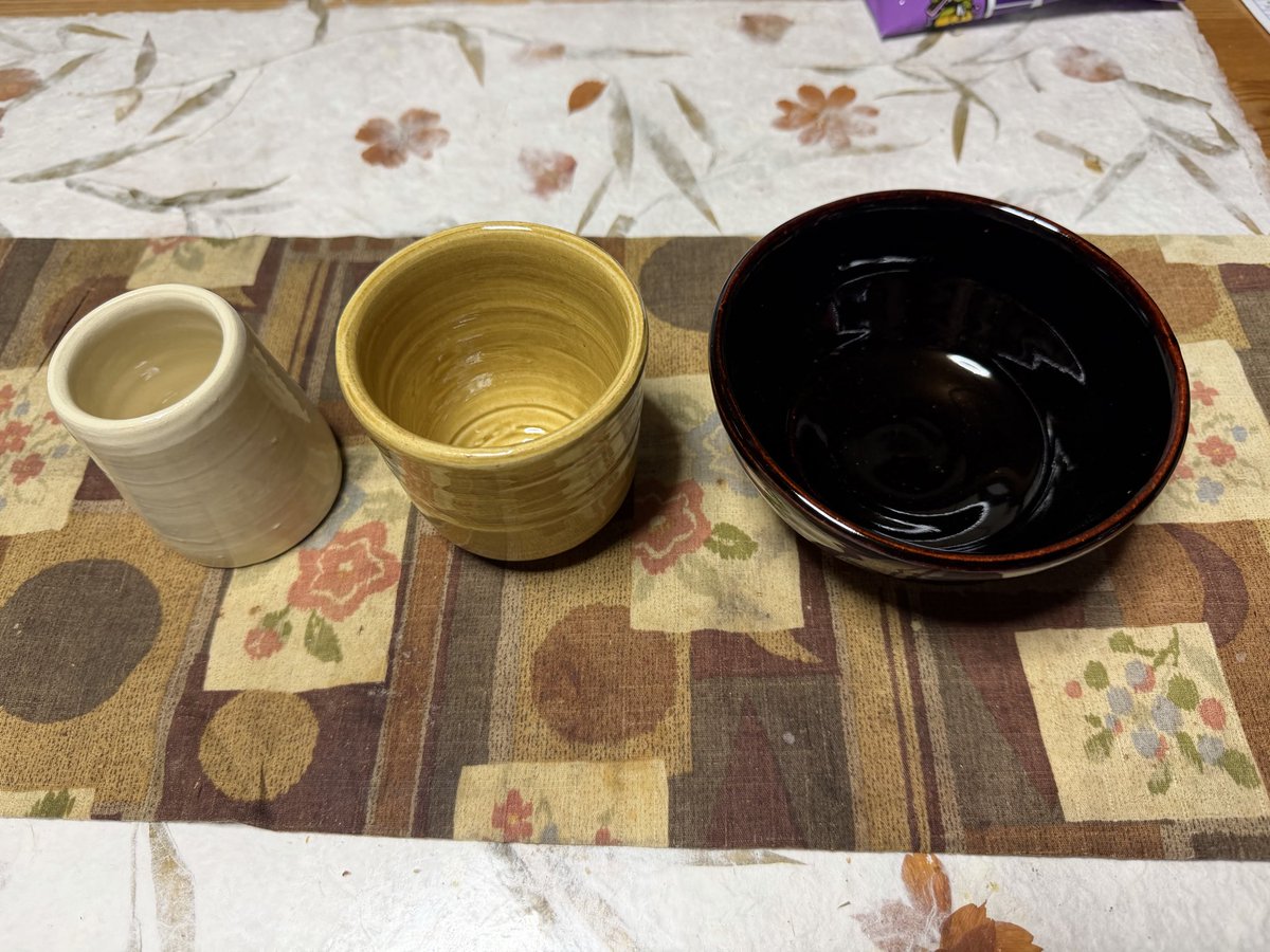 gPVCAPR3fo2sSDH's tweet image. 8月にどんぶり会館のろくろ体験で作った食器が届きました♪
先日､優君ちにも送られてきたとのブログ見てもうすぐかと楽しみにしてた〜
思ってた以上に素敵💓
また🌀しに行きたいなぁ🥰
#どんぶり会館
#高橋優
#あゆはぴ2025土岐