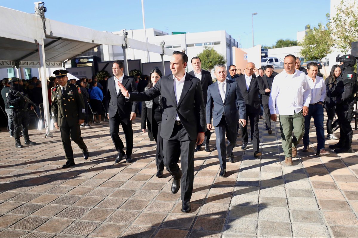 Su ejemplo nos llena de fuerza para seguir blindando nuestro Estado y consolidarlo como el más seguro de #México. A nombre del Gobierno del Estado nuevamente extendemos nuestras condolencias a su esposa e hija y reiteramos nuestro compromiso vitalicio con ustedes. (2/3)