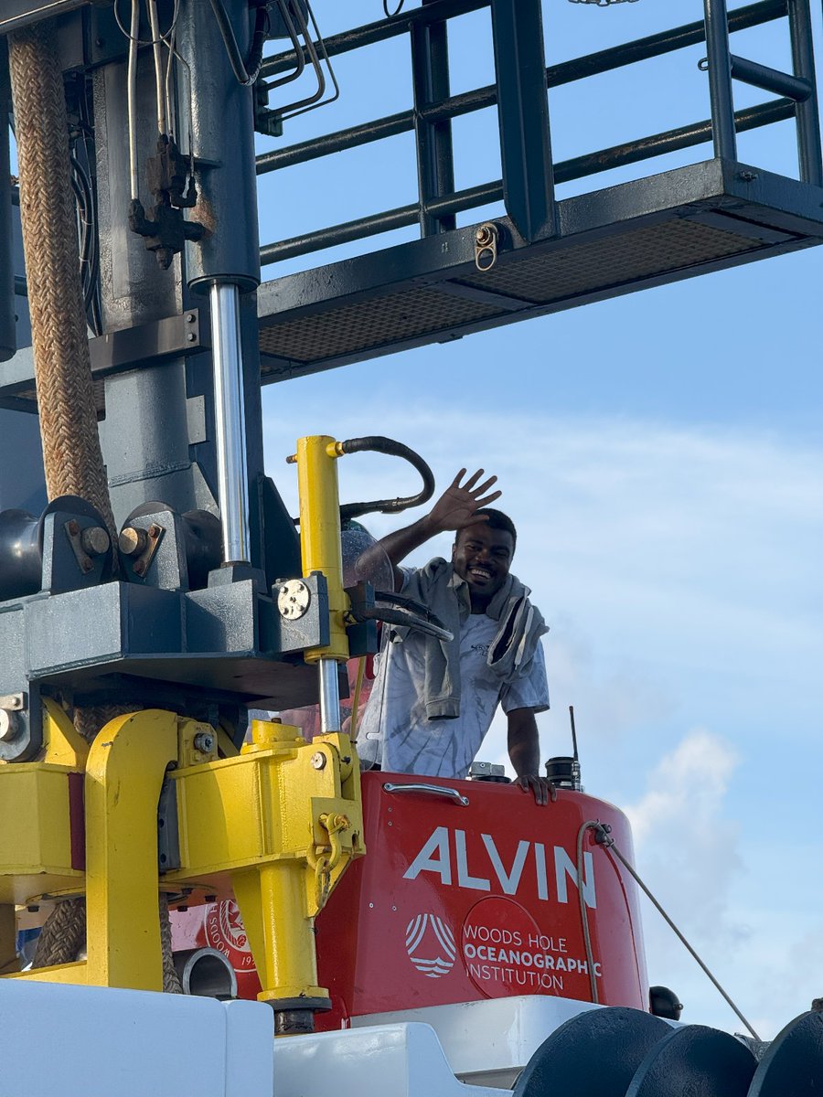 eduphya's tweet photo. Moments before descending to the bottom of the ocean (2.5 km deep) in the US Navy's Alvin submersible. Here are some more pictures: https://t.co/r9rJsK2ZiQ