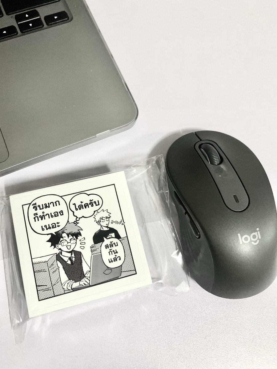 juizyya's tweet image. ร้านส่งสติ๊กเกอร์ที่จะแจกมาแล้ววว คือมัน…อันใหญ่มาก ไม่ได้ตั้งใจให้ใหญ่ขนาดนี้เลย555555 (วางเทียบกับเมาส์ให้ดู)