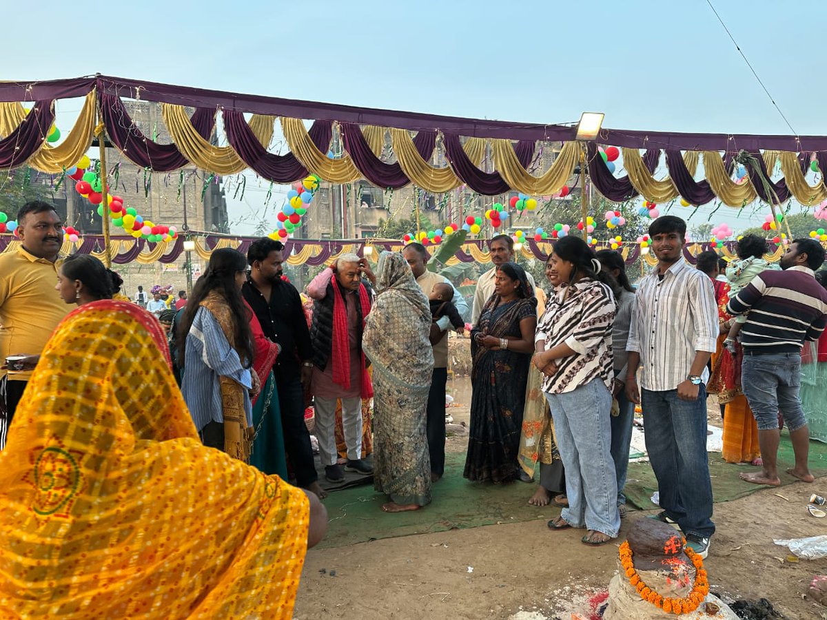 एहि सूर्य सहस्त्रांशो तेजो राशे जगत्पते।
अनुकम्प्यं मां भक्त्या गृहाणार्घ्य दिवाकर।।

उदीयमान सूर्यदेव के अर्घ्य के साथ इस वर्ष का #छठ_महापर्व संपन्न हुआ। इस अवसर पर मलोया में आयोजित #छठ उत्सव पर मित्रों सहित उपस्थिति।

#chhath 
#chhathmahaparv
#chhathpooj