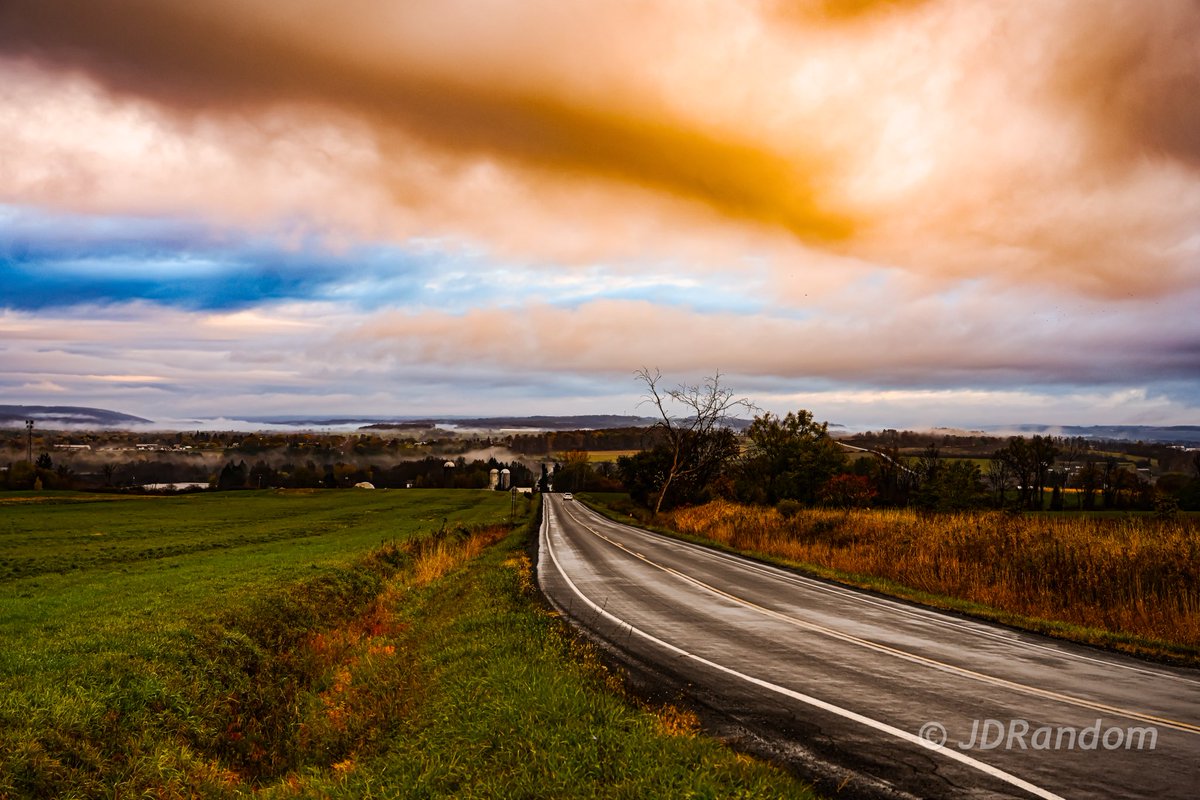 TheReelRandom's tweet image. Upstate NY at the turn. Took these on the way to Boston last Friday at sunrise. #Photography #FallColor