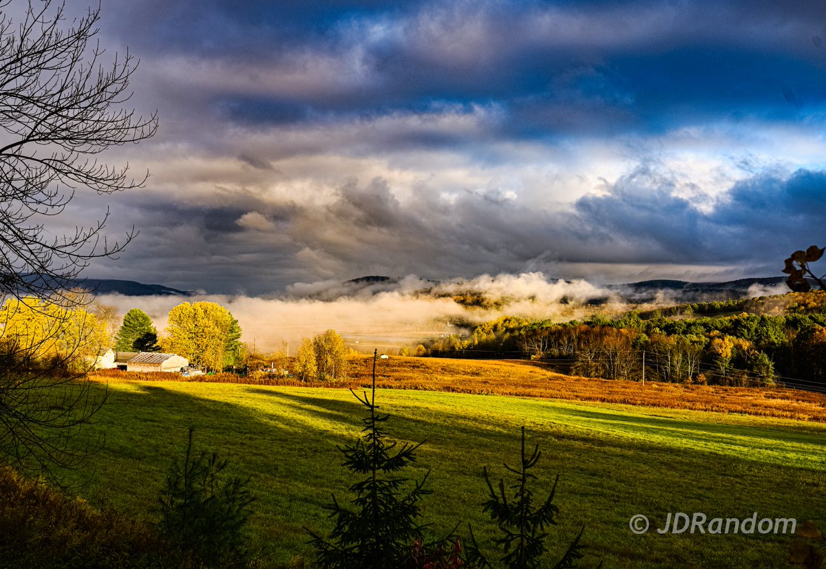 TheReelRandom's tweet image. Upstate NY at the turn. Took these on the way to Boston last Friday at sunrise. #Photography #FallColor