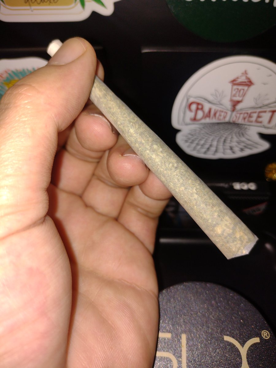 The older I get, the more I realize how much I appreciate relaxing at home with a joint 🤙😙💨