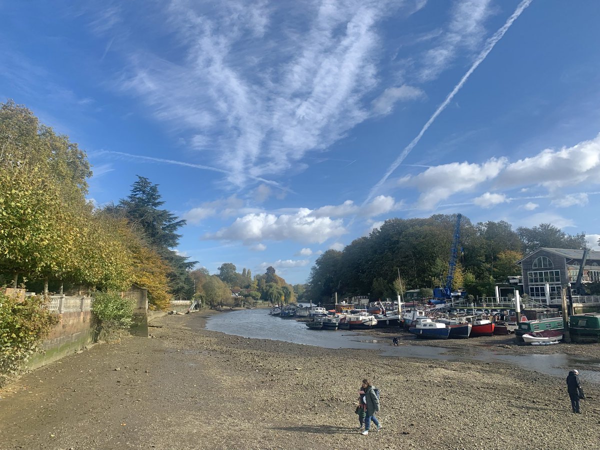 ruths_gallery's tweet photo. Where has the river gone?
The draw off is really severe this year as we watched these youngsters walking completely across the Thames this morning!
#thames #drawoff #twickenham @Tidal_Thames95 https://t.co/vhvWDXiaTo