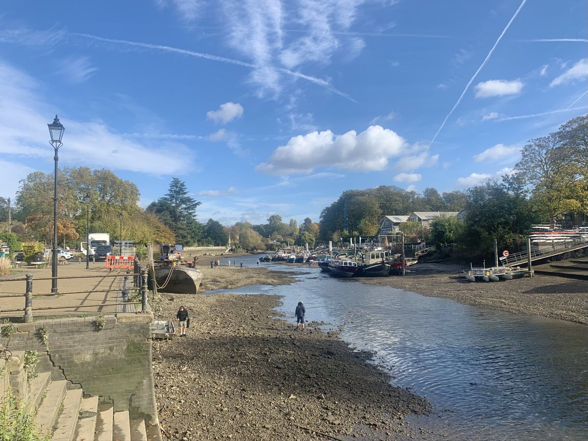 ruths_gallery's tweet photo. Where has the river gone?
The draw off is really severe this year as we watched these youngsters walking completely across the Thames this morning!
#thames #drawoff #twickenham @Tidal_Thames95 https://t.co/vhvWDXiaTo