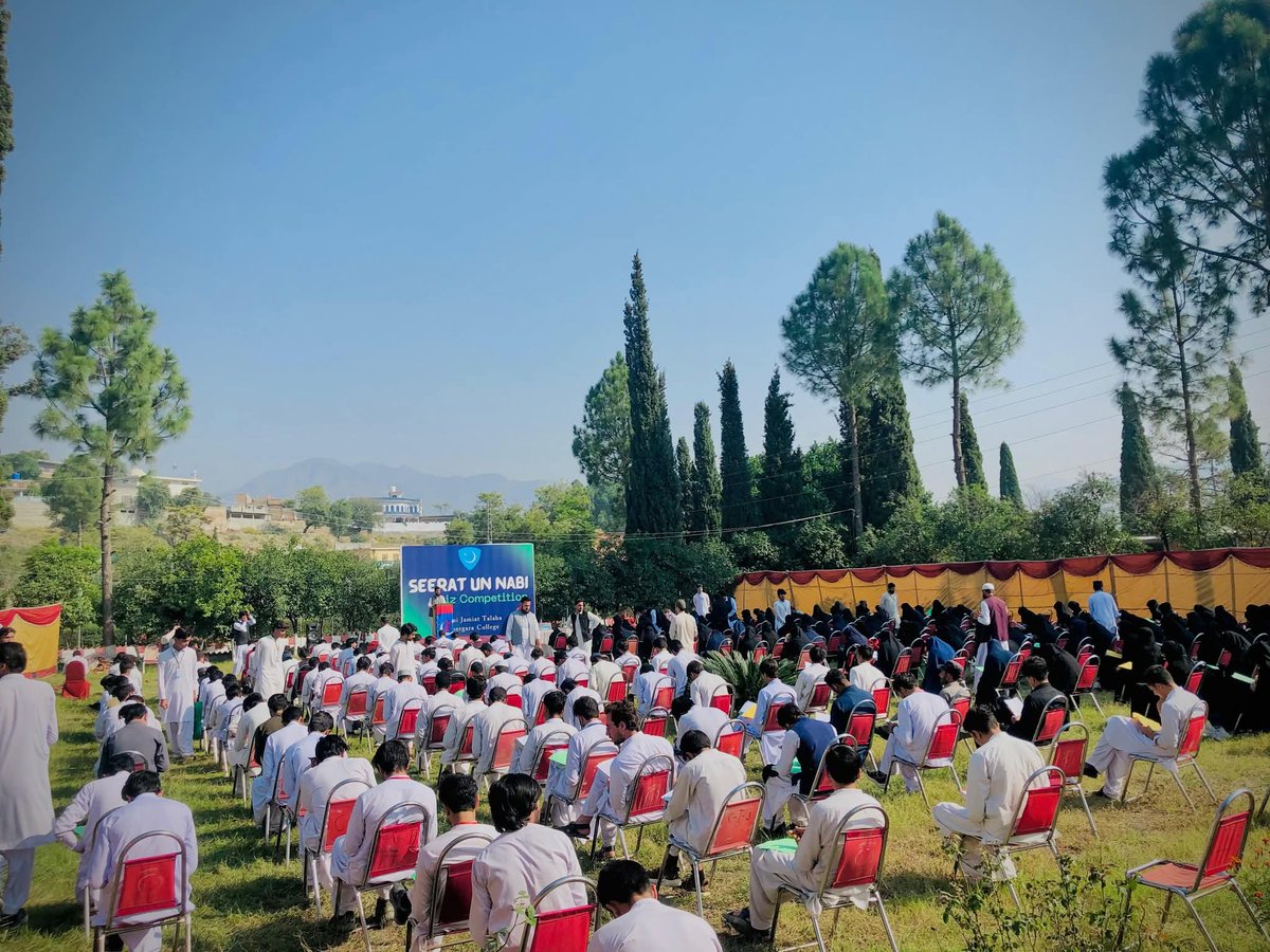 برادرم اسفند یار عزت ناظم اسلامی جمعیت طلبہ صوبہ خیبر پختونخوا، اسلامی جمعیت طلبہ گورنمنٹ کالج تیمرگرہ کے زیر اہتمام سیرت النبی ص کوئز کمپٹیشن کے شرکاء سے خطاب کررہے ہیں۔