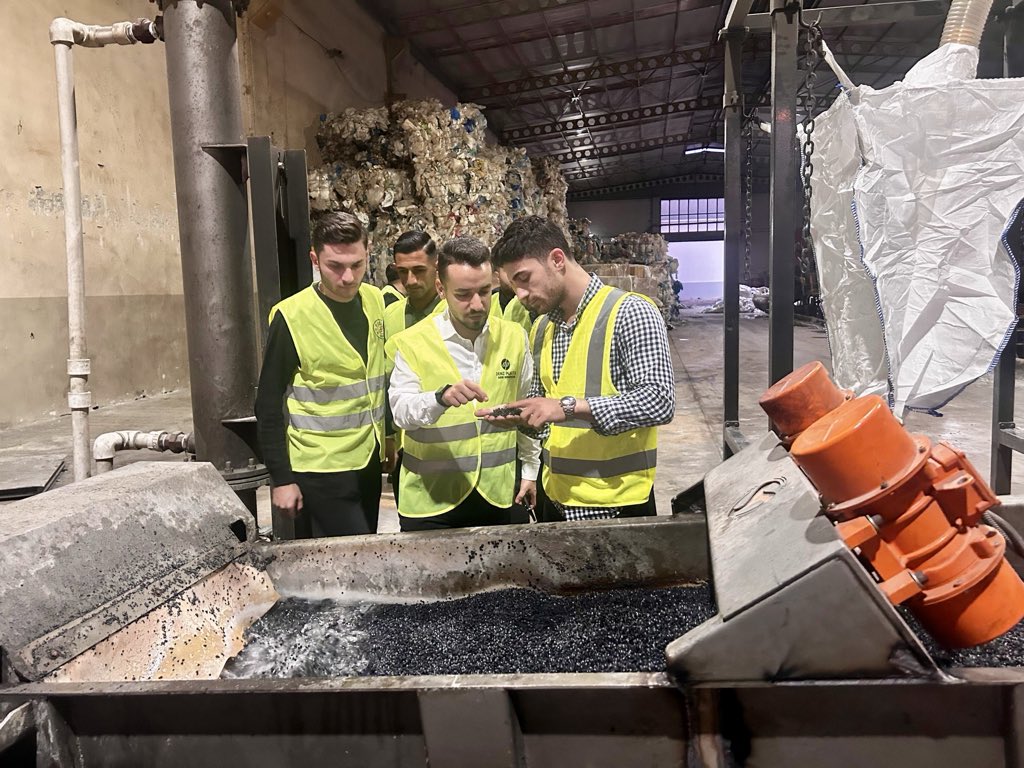 Siyasi ve Hukuki İşler Başkanımız Eyüp Aslan’ı, iş yeri Deniz Plastik’te Yürütme Kurulu üyelerimizle birlikte ziyaret ettik.

Yerel üretim, istihdam ve teşkilat dayanışması üzerine verimli bir sohbet gerçekleştirdik.

Samimi ev sahipliği ve hoş sohbeti için Eyüp Başkan’a teşekkür