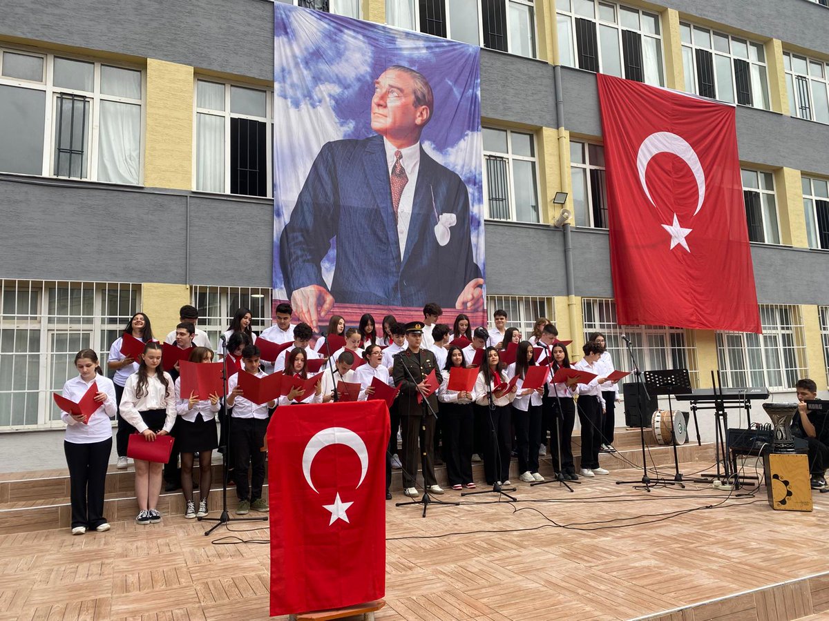 bursailmem16's tweet photo. Cumhuriyetimizin 102. yılı etkinlikleri kapsamında, ilimiz genelinde okul öncesinden liseye kadar tüm eğitim kademelerinde çeşitli kutlama programları sürdürülüyor.

Okullarda düzenlenen kutlama programlarında öğrenciler tarafından şiir, oratoryo ve koro gösterileri sunuldu; resim ve pano çalışmaları yapıldı, kortej yürüyüşleri ve tematik etkinlikler gerçekleştirildi.

@tcmeb @Alireisoglu34