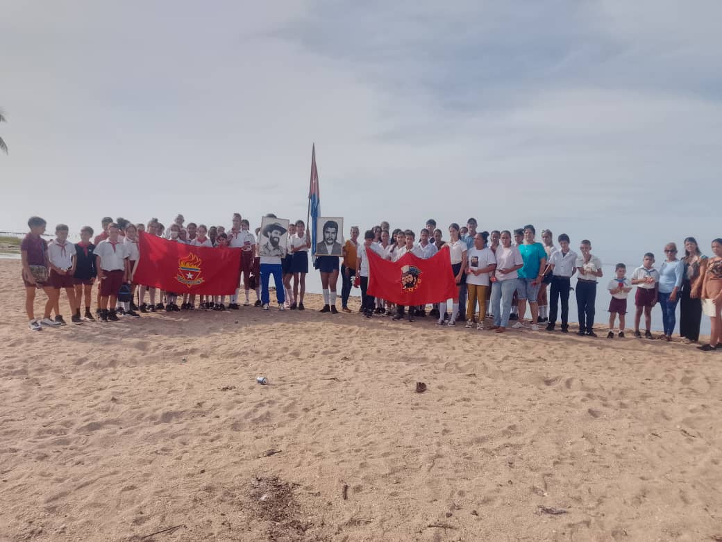 AsambleaMu78534's tweet photo. Hasta la Playa Mayabeque llegaron los pioneros para lanzar flores al mar, en homenaje a Camilo Cienfuegos.
A 66 años de su desaparición física, los meleneros rendimos tributo también en el Parque Municipal, como muestra del recuerdo eterno al Señor de la Vanguardia.
#MelenaDelSur https://t.co/OdixYrApK7